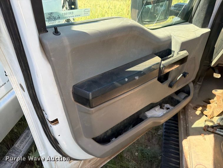 image for item ER1983 2017 Ford F550 Super Duty truck cab and chassis
