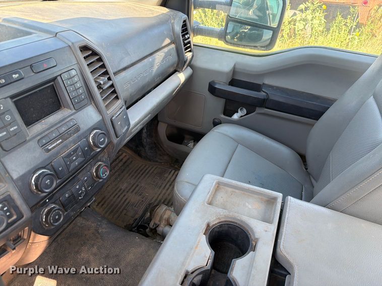 image for item ER1983 2017 Ford F550 Super Duty truck cab and chassis
