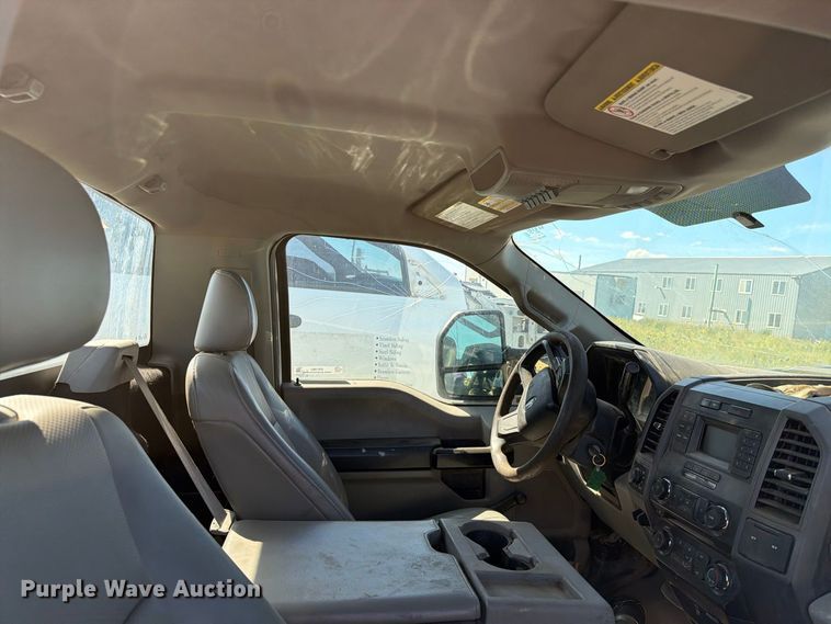 image for item ER1983 2017 Ford F550 Super Duty truck cab and chassis