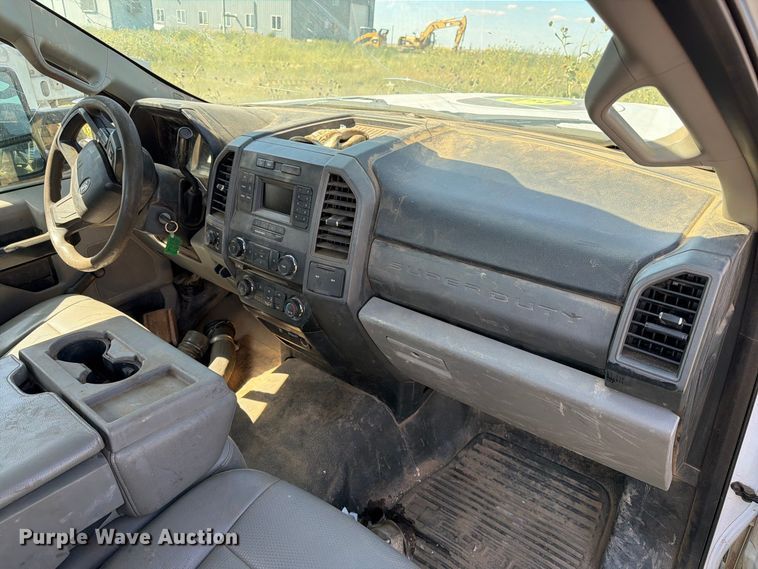 image for item ER1983 2017 Ford F550 Super Duty truck cab and chassis