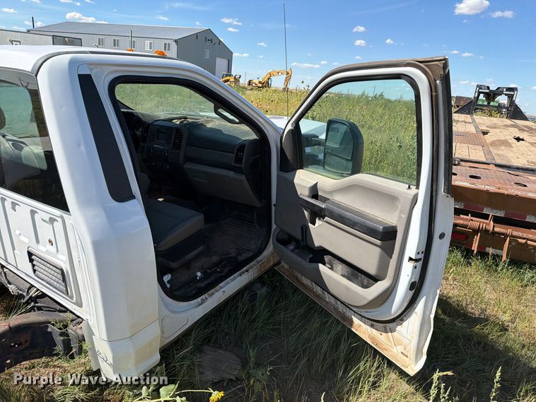 image for item ER1983 2017 Ford F550 Super Duty truck cab and chassis