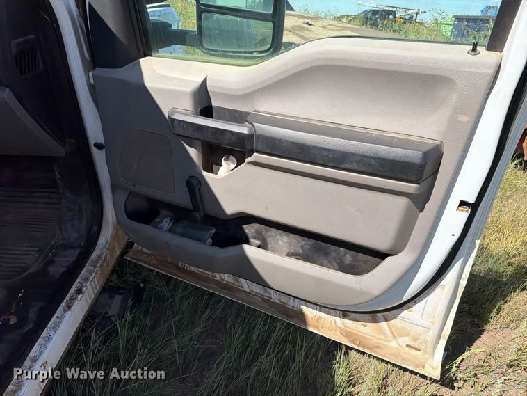 image for item ER1983 2017 Ford F550 Super Duty truck cab and chassis