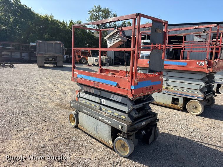 image for item ET0386 2013 Skyjack SJ-III 3219 scissor lift