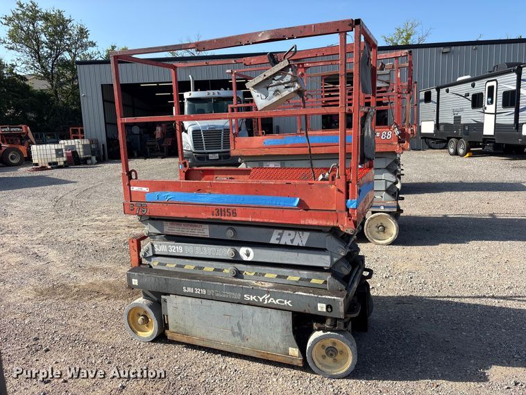 image for item ET0386 2013 Skyjack SJ-III 3219 scissor lift