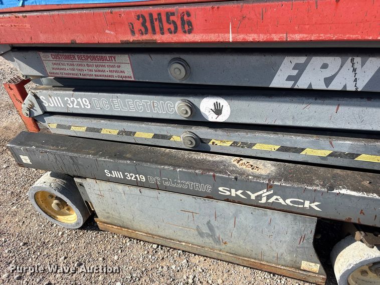 image for item ET0386 2013 Skyjack SJ-III 3219 scissor lift