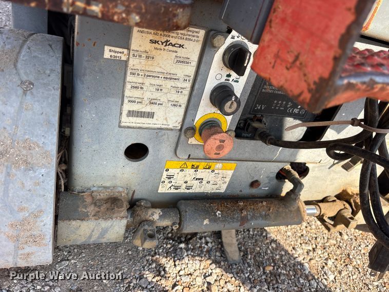 image for item ET0386 2013 Skyjack SJ-III 3219 scissor lift