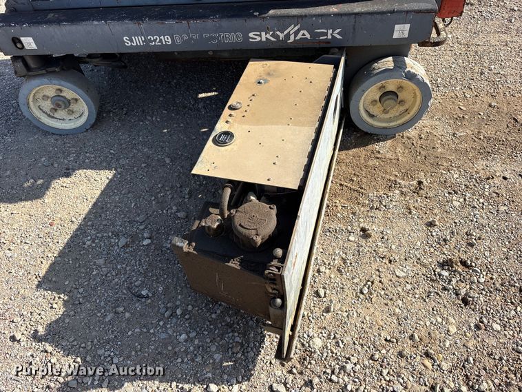 image for item ET0386 2013 Skyjack SJ-III 3219 scissor lift
