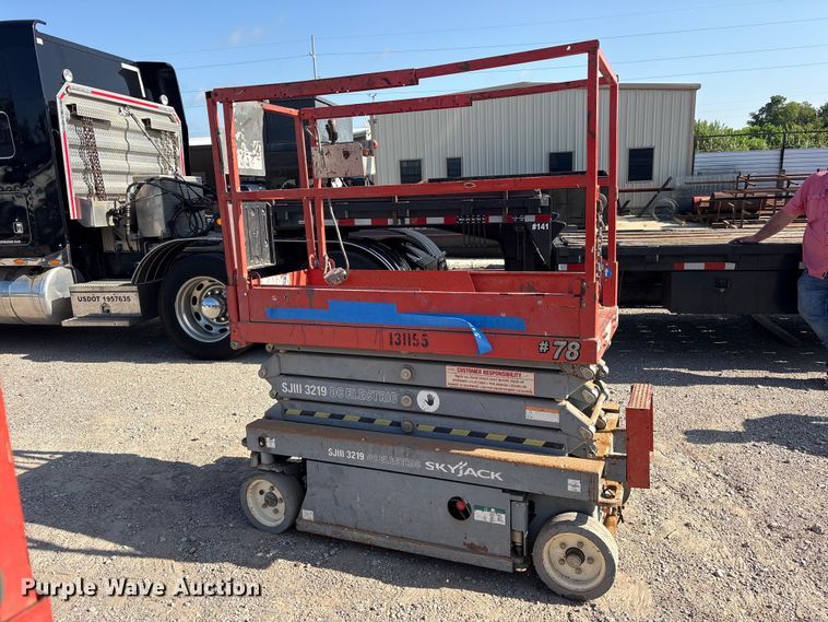 image for item ET0388 2013 Skyjack SJIII 3219 scissor lift