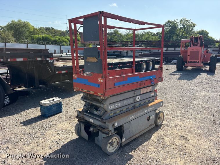 image for item ET0388 2013 Skyjack SJIII 3219 scissor lift