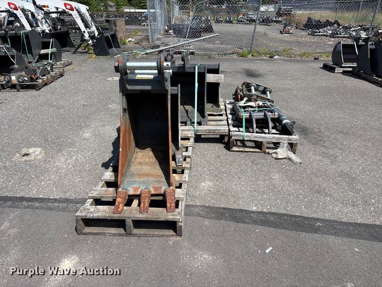 image for item ET0586 CNH Industrial excavator attachments