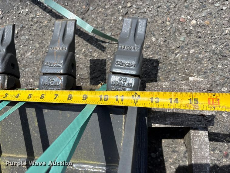 image for item ET0588 CNH Industrial CNH33.37 excavator attachments