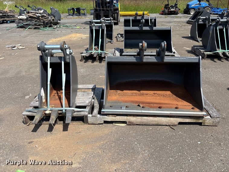 image for item ET0631 (2) CNH Industrial CNH33.37 excavator buckets