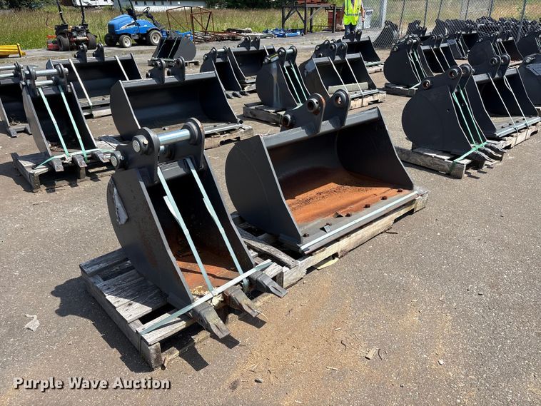 image for item ET0631 (2) CNH Industrial CNH33.37 excavator buckets