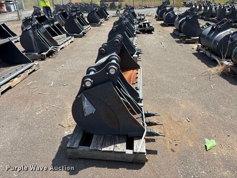 image for item ET0631 (2) CNH Industrial CNH33.37 excavator buckets