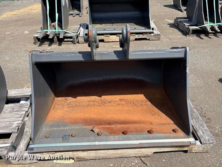 image for item ET0631 (2) CNH Industrial CNH33.37 excavator buckets