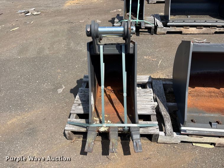 image for item ET0631 (2) CNH Industrial CNH33.37 excavator buckets
