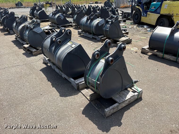 image for item ET0632 (2) CNH Industrial CNH33.37 excavator buckets