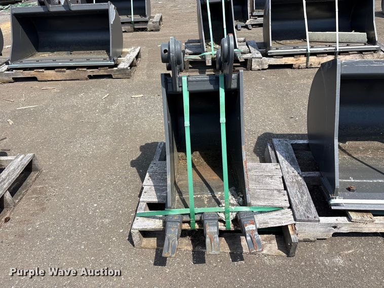 image for item ET0632 (2) CNH Industrial CNH33.37 excavator buckets