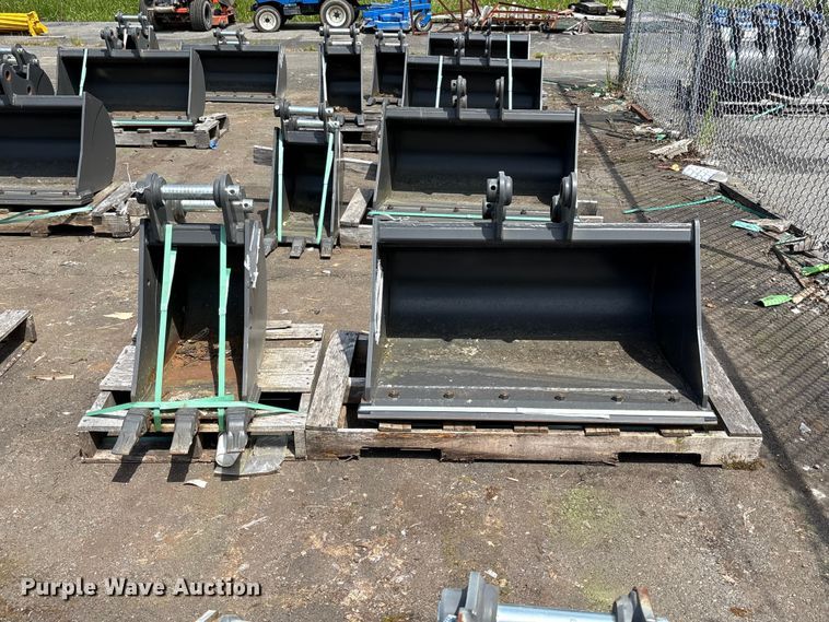 image for item ET0636 (2) CNH Industrial CNH33.37 excavator buckets