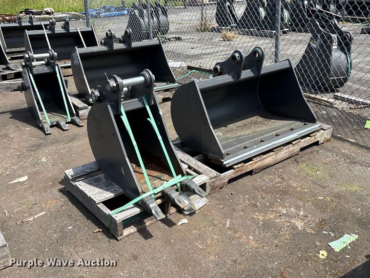 image for item ET0636 (2) CNH Industrial CNH33.37 excavator buckets