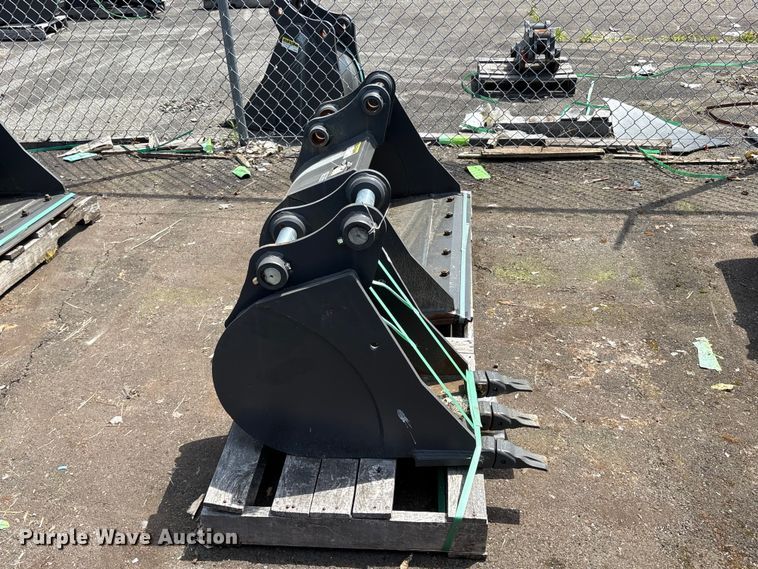 image for item ET0636 (2) CNH Industrial CNH33.37 excavator buckets
