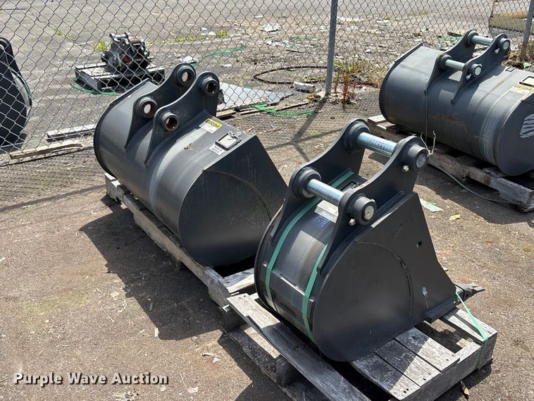 image for item ET0636 (2) CNH Industrial CNH33.37 excavator buckets