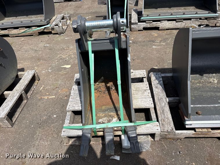 image for item ET0636 (2) CNH Industrial CNH33.37 excavator buckets