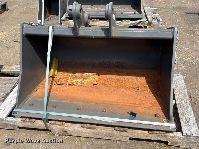 image for item ET0637 (2) CNH Industrial CNH33.37 excavator buckets