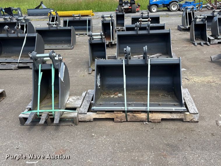 image for item ET0638 (2) CNH Industrial CNH33.37 excavator buckets