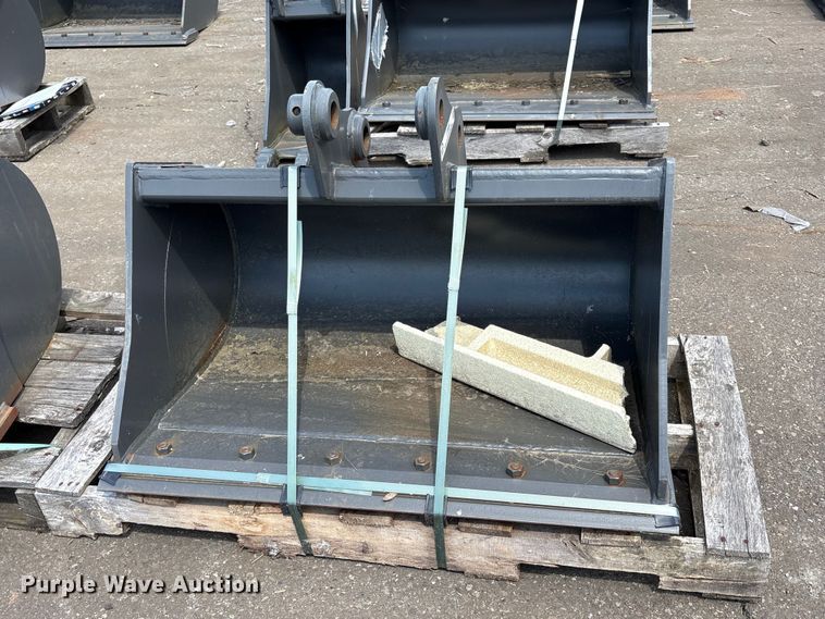 image for item ET0639 (2) CNH Industrial CNH33.37 excavator buckets