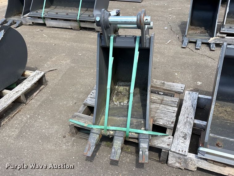 image for item ET0639 (2) CNH Industrial CNH33.37 excavator buckets