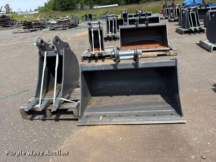 image for item ET0641 (2) CNH Industrial CNH33.37 excavator buckets