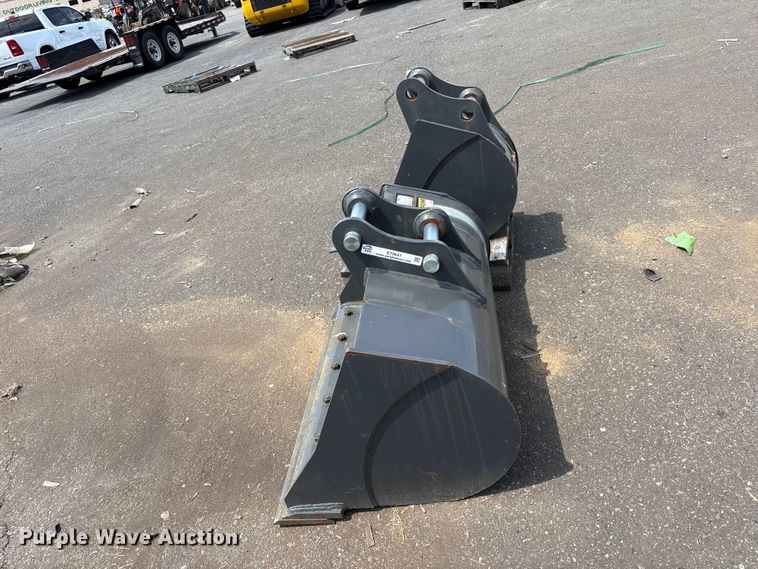 image for item ET0641 (2) CNH Industrial CNH33.37 excavator buckets