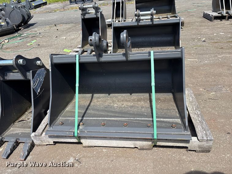 image for item ET0642 (2) CNH Industrial CNH33.37 excavator buckets