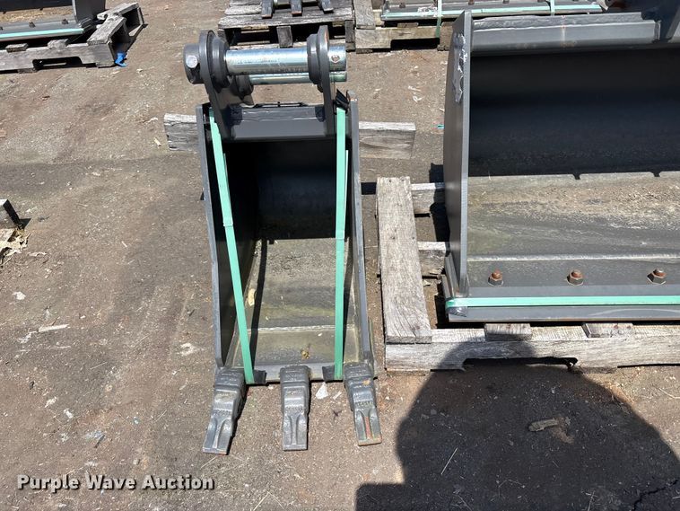 image for item ET0646 (2) CNH Industrial CNH33.37 excavator buckets