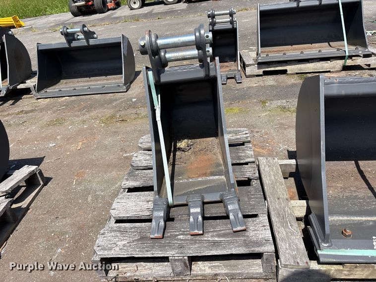 image for item ET0647 (2) CNH Industrial CNH33.37 excavator buckets