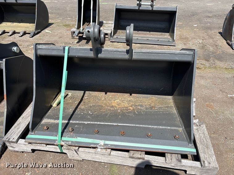 image for item ET0648 (2) CNH Industrial CNH33.37 excavator buckets
