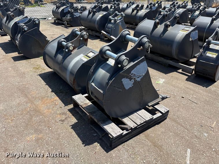 image for item ET0649 (2) CNH Industrial CNH33.37 excavator buckets