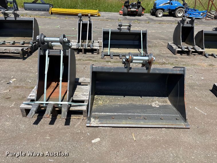image for item ET0650 (2) CNH Industrial CNH33.37 excavator buckets