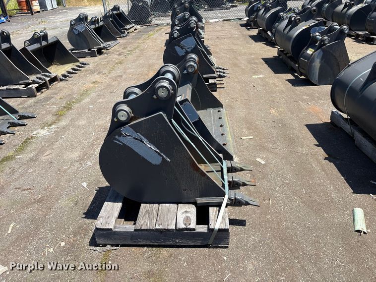image for item ET0650 (2) CNH Industrial CNH33.37 excavator buckets
