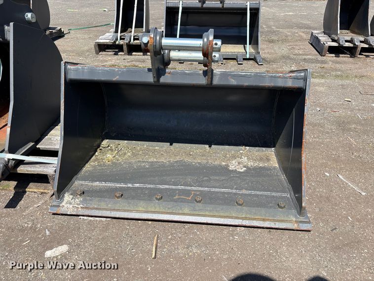 image for item ET0650 (2) CNH Industrial CNH33.37 excavator buckets