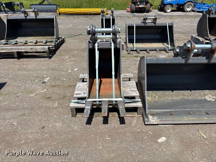 image for item ET0650 (2) CNH Industrial CNH33.37 excavator buckets