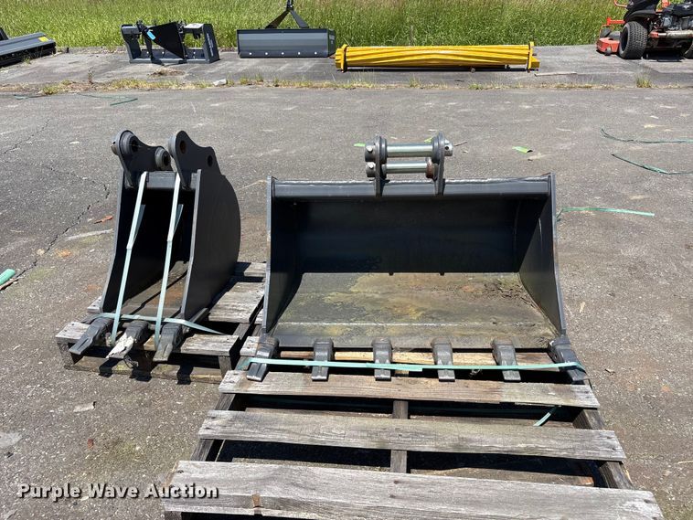 image for item ET0652 (2) CNH Industrial CNH33.37 excavator buckets