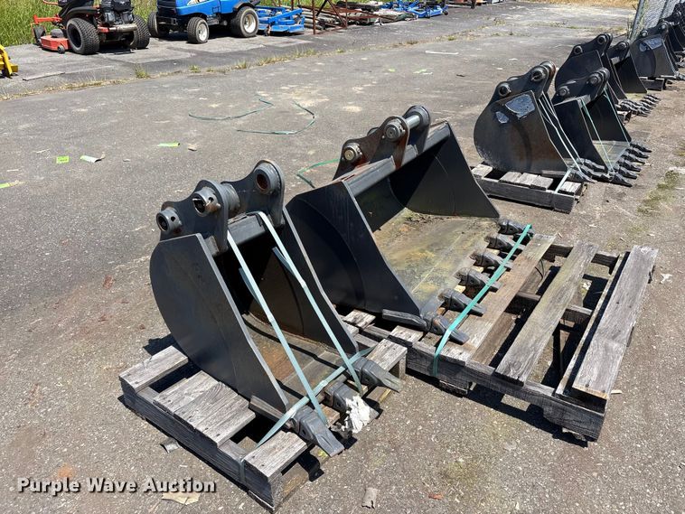 image for item ET0652 (2) CNH Industrial CNH33.37 excavator buckets
