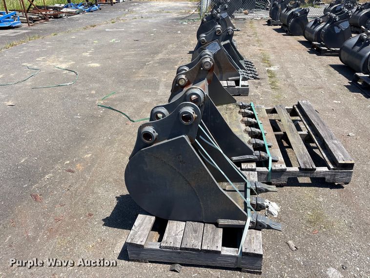 image for item ET0652 (2) CNH Industrial CNH33.37 excavator buckets