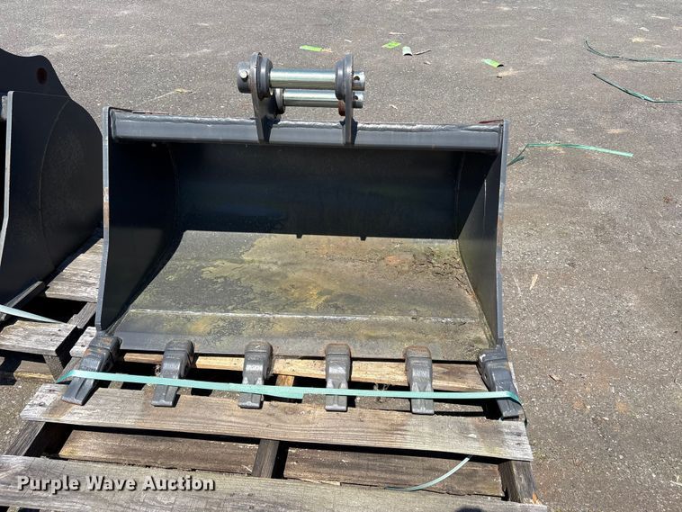 image for item ET0652 (2) CNH Industrial CNH33.37 excavator buckets