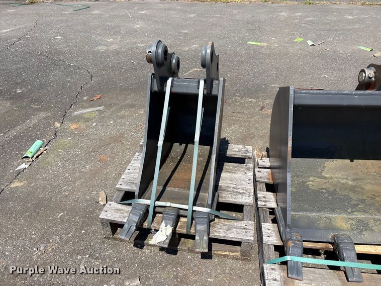 image for item ET0652 (2) CNH Industrial CNH33.37 excavator buckets