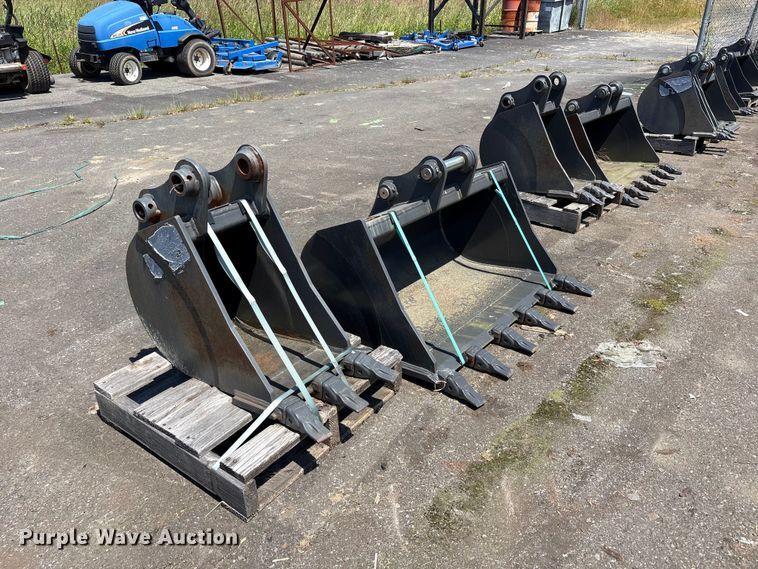 image for item ET0653 (2) CNH Industrial CNH33.37 excavator buckets