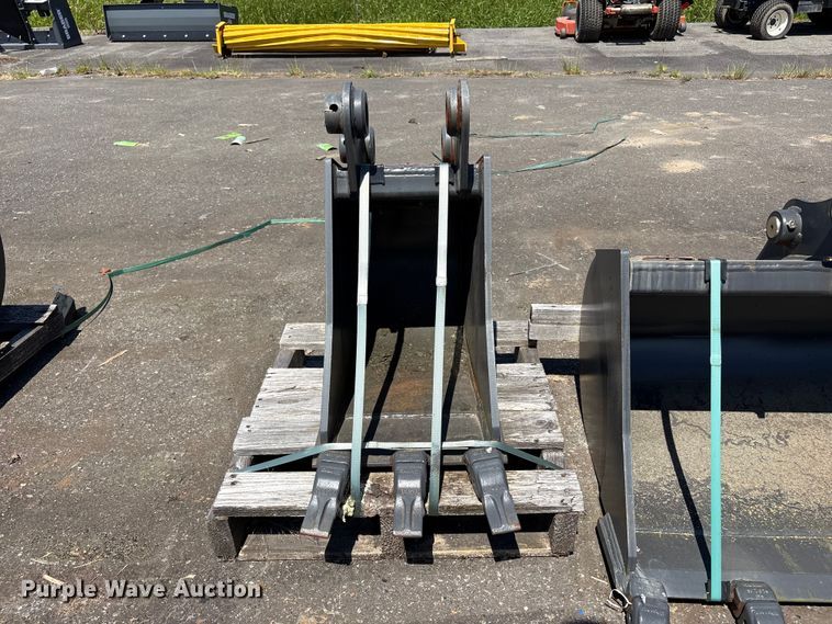 image for item ET0653 (2) CNH Industrial CNH33.37 excavator buckets