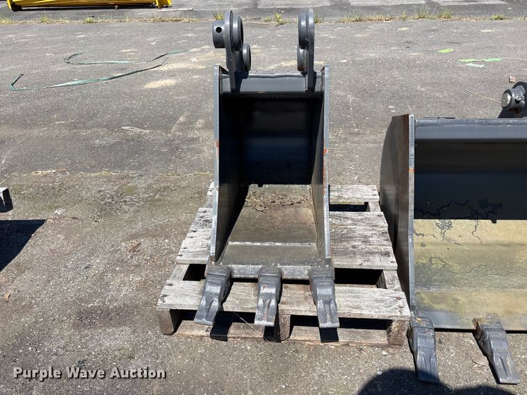 image for item ET0654 (2) CNH Industrial CNH33.37 excavator buckets
